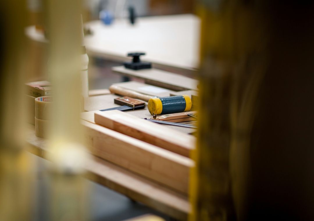 Eine Holzwerkbank mit Werkzeug